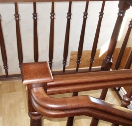 Поручни для лестниц из массива лиственницы